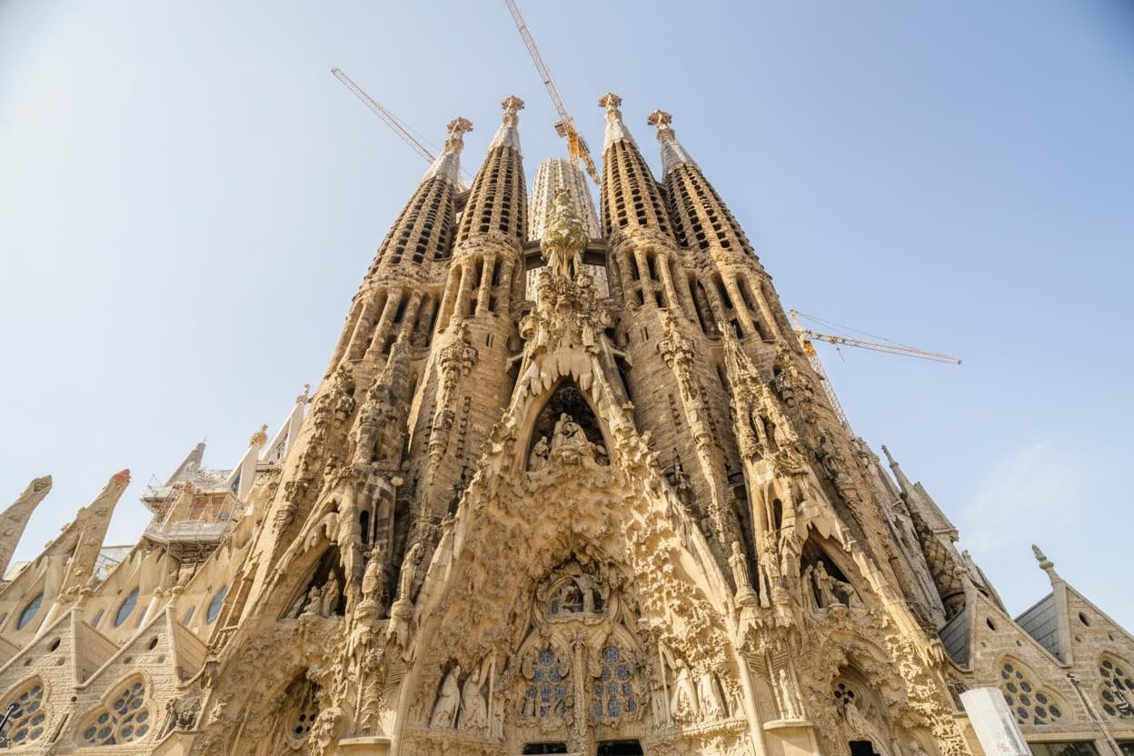 Fasada Narodzenia Sagrada Família o zmierzchu