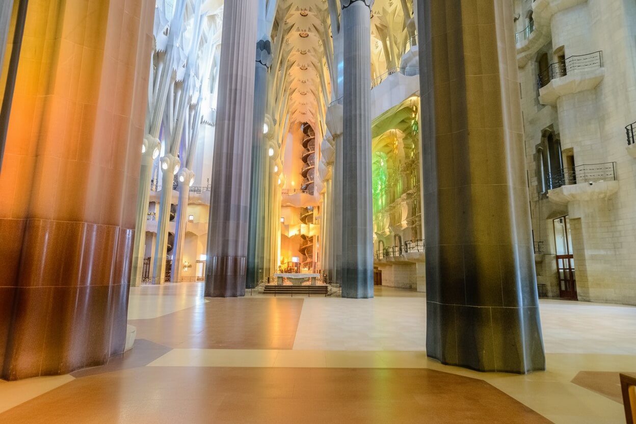 Las kolumn w nawie głównej Sagrada Família