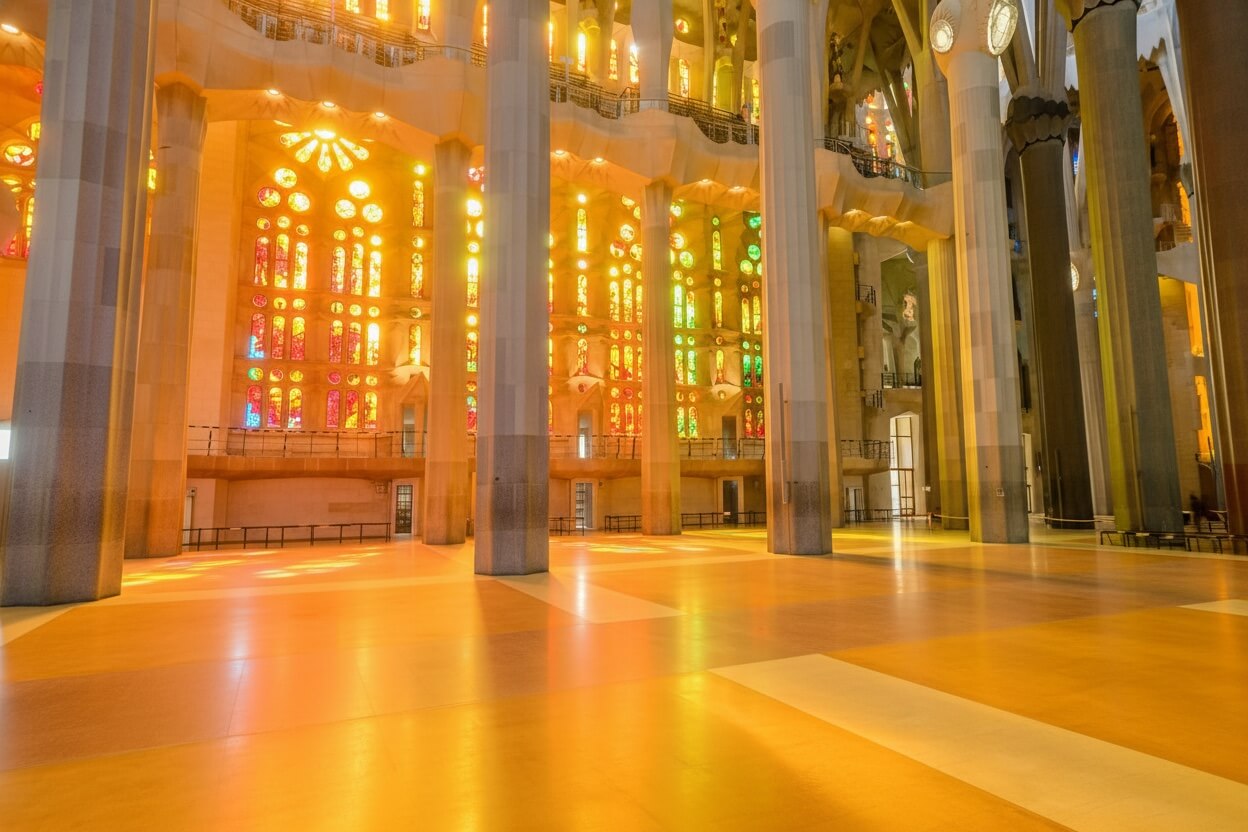 Wnętrze Sagrada Família kolumny podczas zwiedzania
