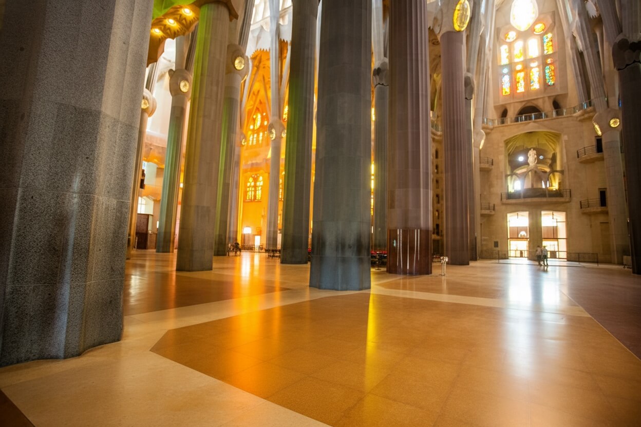 Sklepienie Sagrada Família widziane od wewnątrz