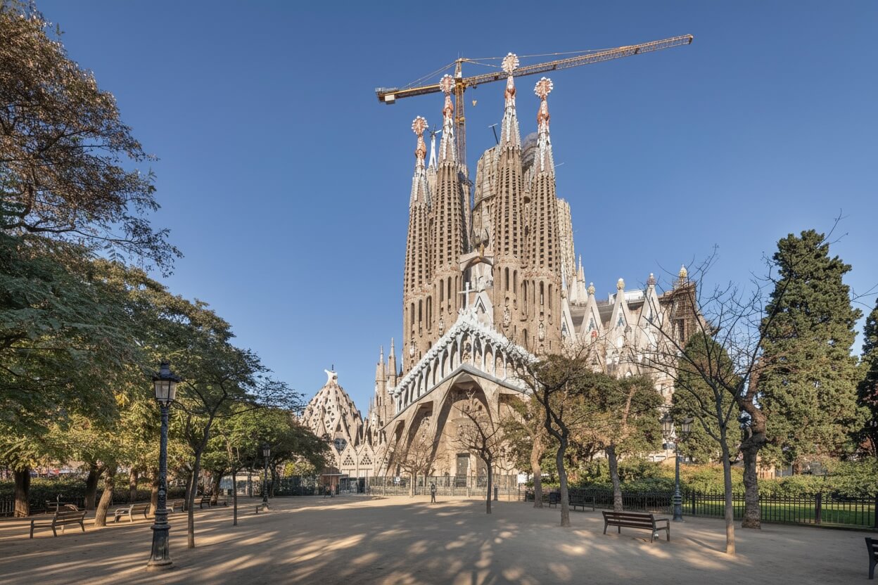 Sagrada Família widok zewnętrzny od strony parku